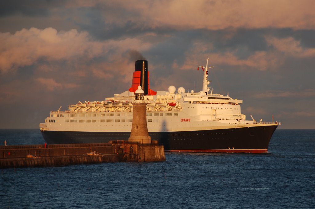 QE2 passing the North Pier, Tynemouth