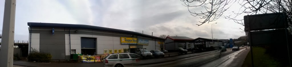 Panoramic view: Tops tiles, Floor store & Dominos