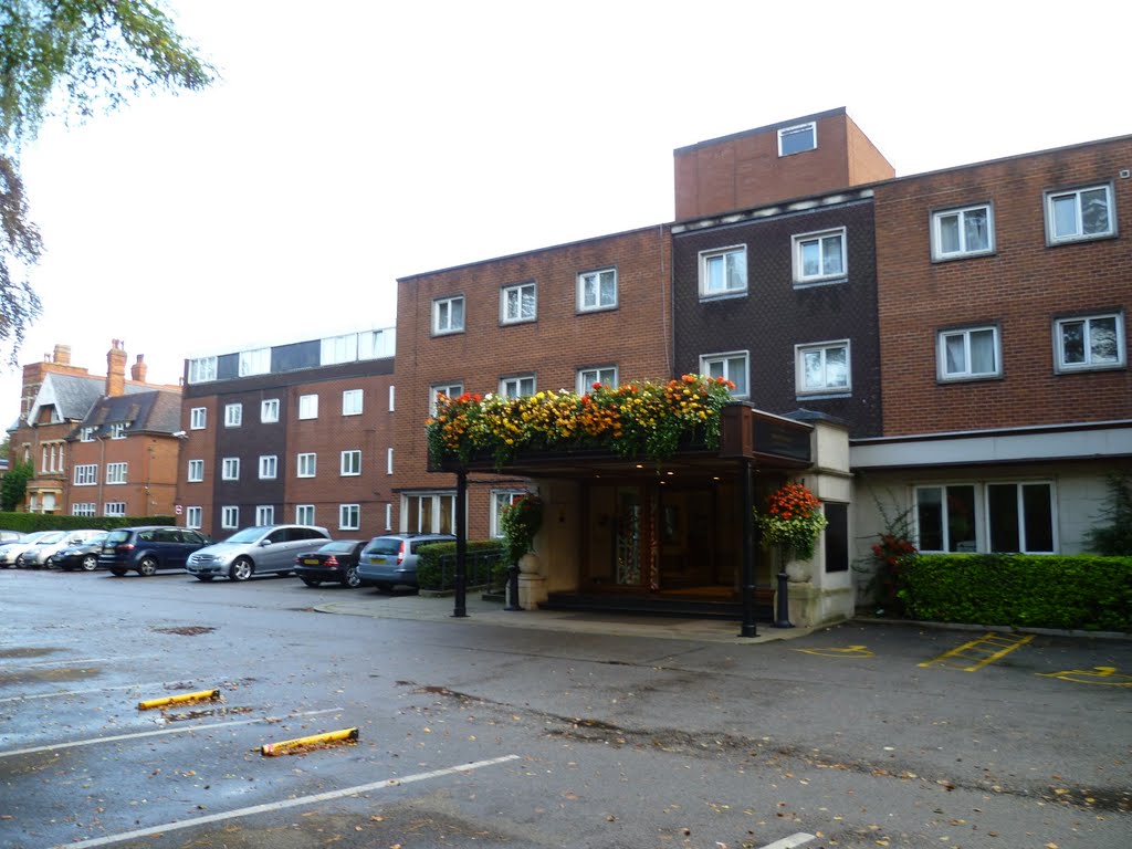 313. st. johns hotel, warwick road, solihull, west midlands. sept. 2011.