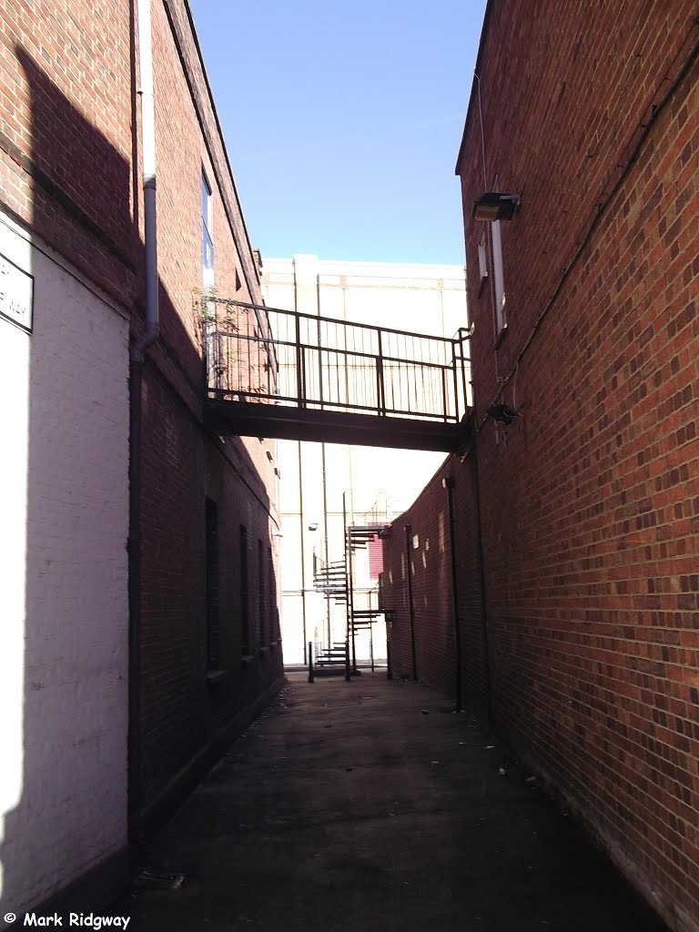 Alleyway between buildings