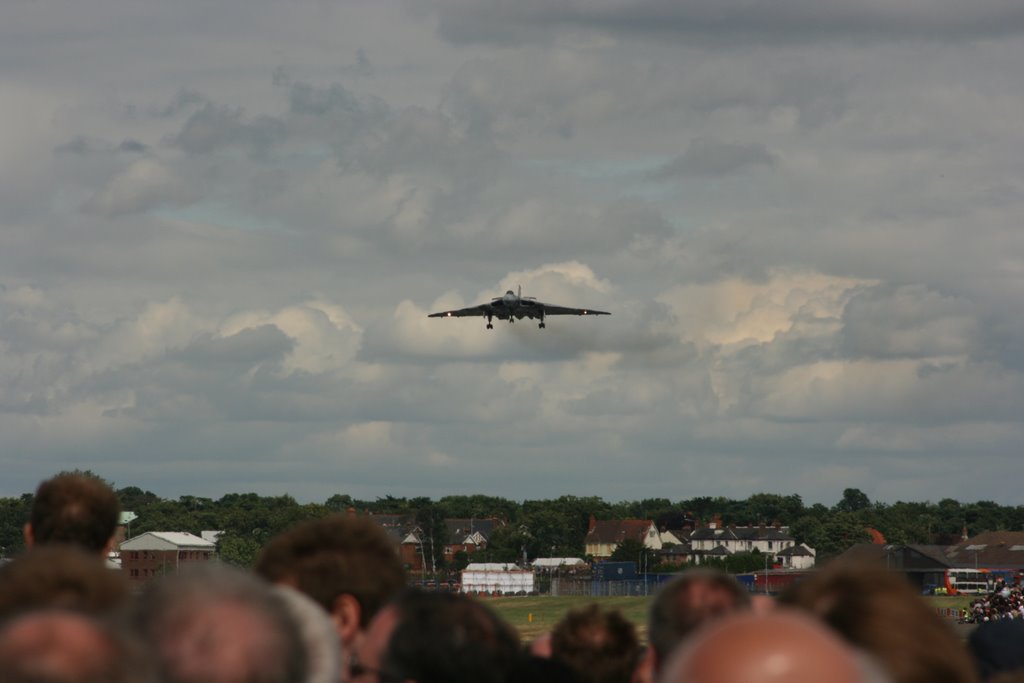 Vulcan lands at Farnborough 2008