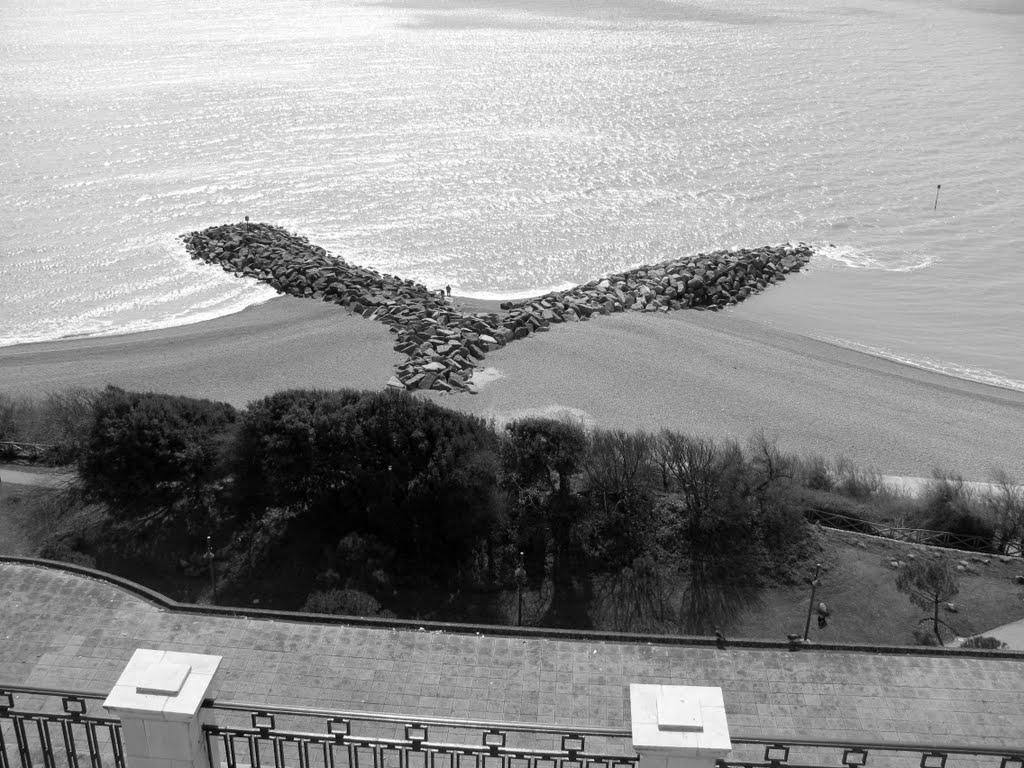 le brise-lames que surplombe Leas Cliff Hall