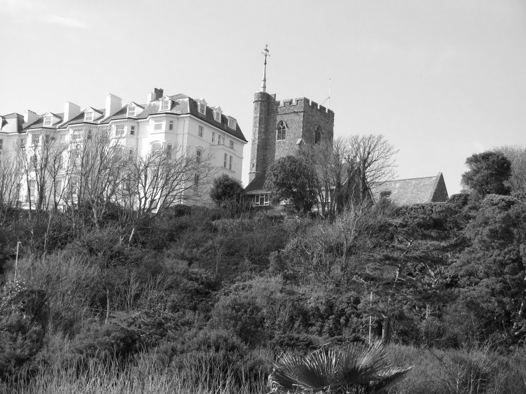 la tour de l’église St Eanswythe vue de Marine Parade