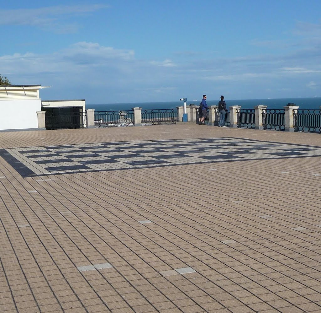 Who plays chess on this terrace?