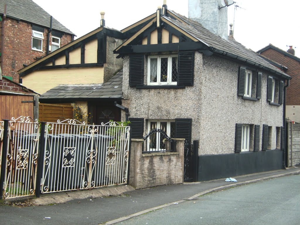 Old house on Deansgate, Hindley