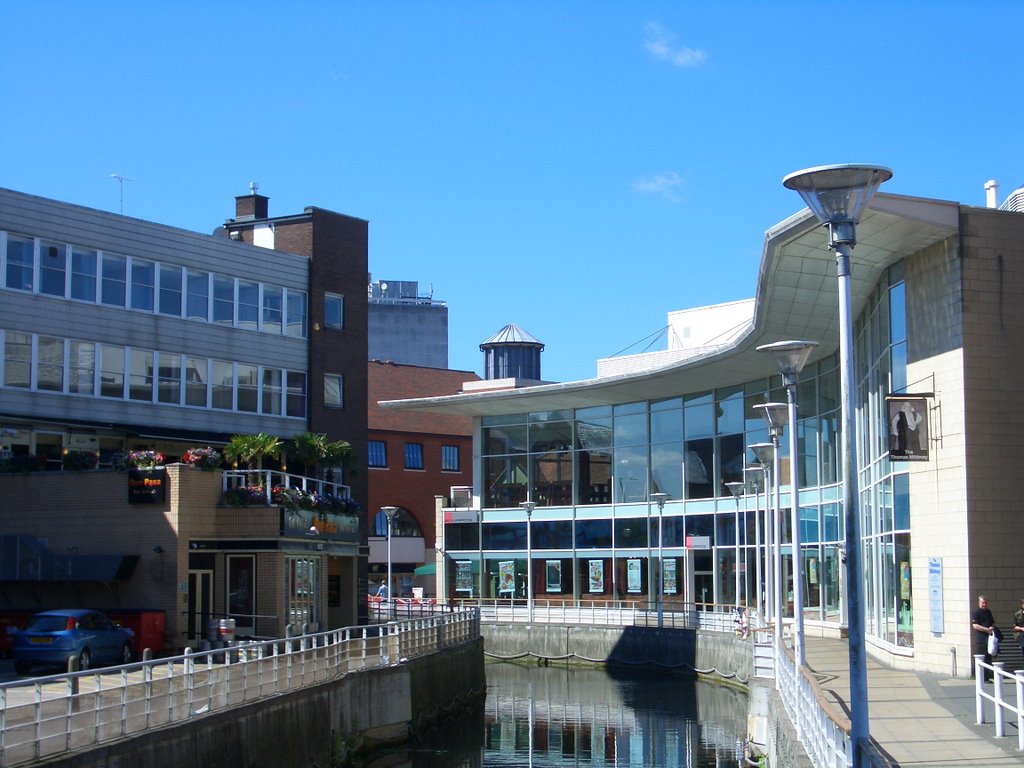 River Chelmer and riverside bars from Bond St