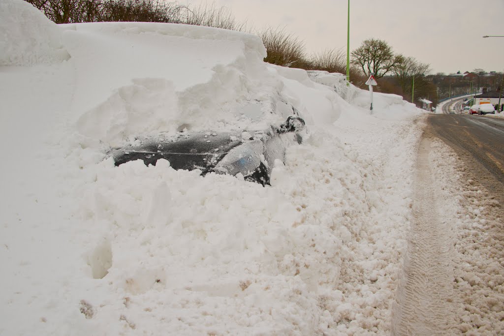 CAR STUCK IN THE SNOW, CHORLEY, LANCASHIRE, ENGLAND.