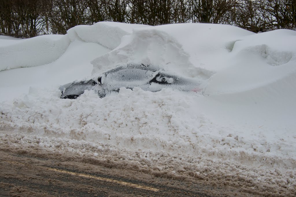 CAR STUCK IN THE SNOW, CHORLEY, LANCASHIRE, ENGLAND.