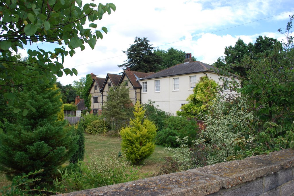 Fitznells Manor, Ewell Village