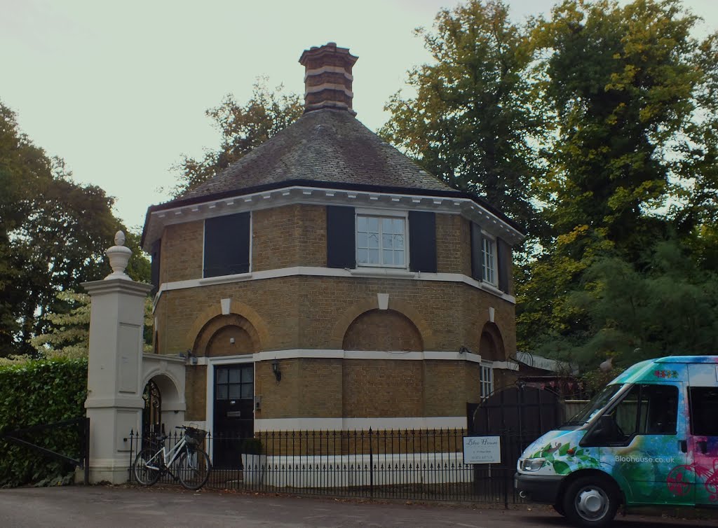 Bloo House School The lodge ( Moore Place ) Portsmouth Rd Esher Surrey