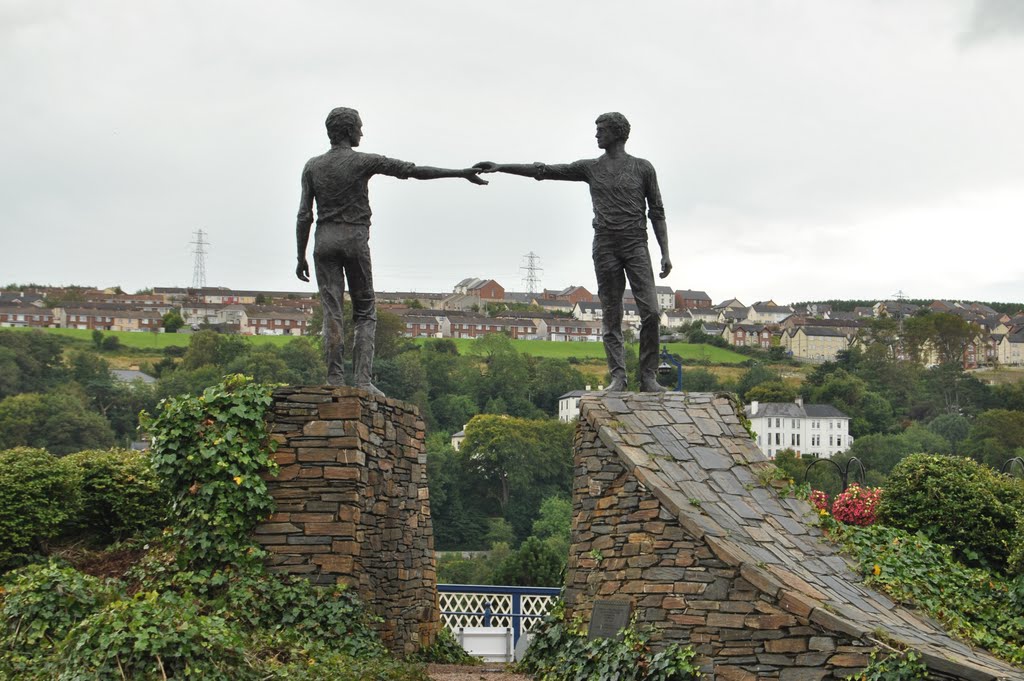 "Hands Across the Divide" sculpture, Derry