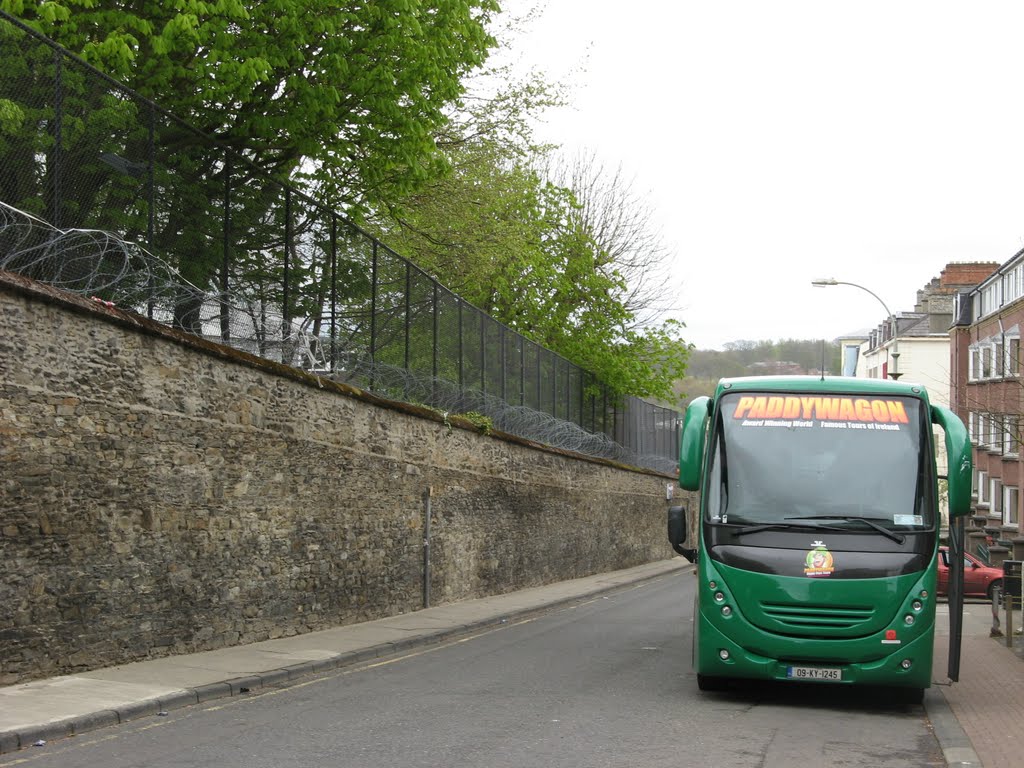 Apr 2010 - Derry / Londonderry, Northern Ireland. Tour bus in the city of Londonderry/Derry in Northern Ireland on the border with the Republic of Ireland. The city is nicknamed Stroke City to avoid using either controversial name.