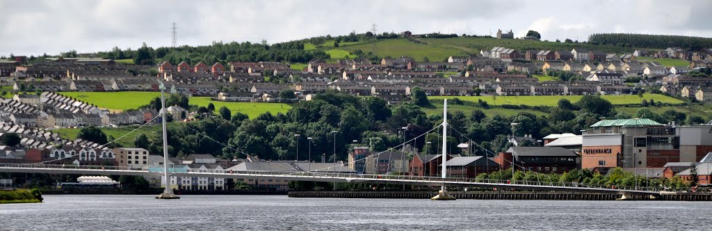 Northern Ireland. Derry~Londonderry. The River Foyle and the Peace Bridge.
