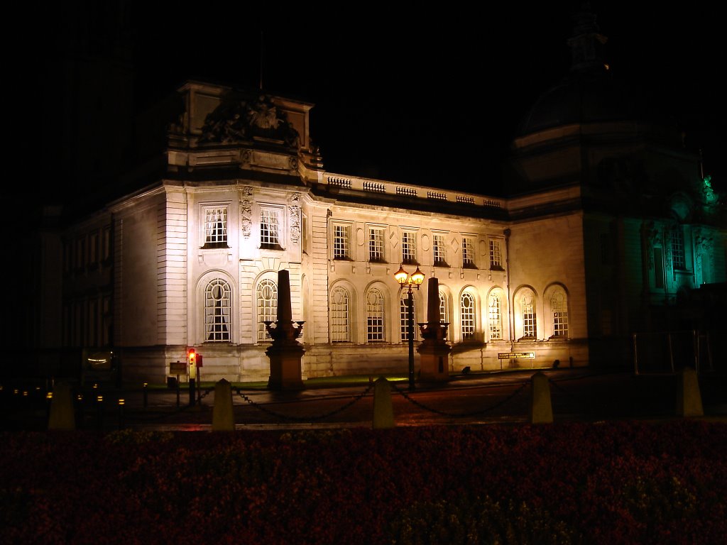 Cardiff city hall at night, (Caerdydd, Cymru)