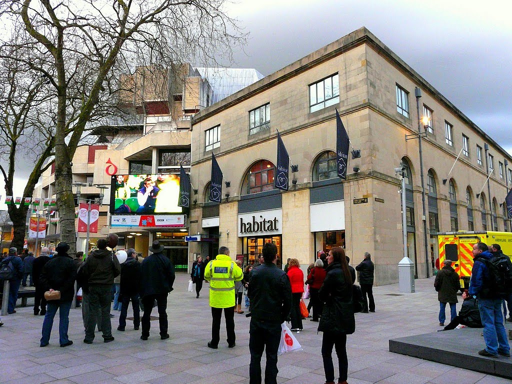 Royaume-Uni, grand écran dans la rue pour le Rugby à Cardiff