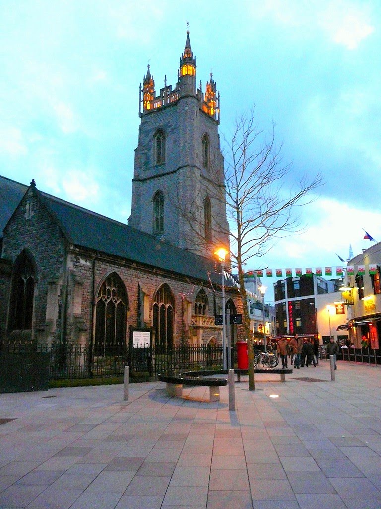 Royaume-Uni, la Cathédrale le soir de la ville de Cardiff