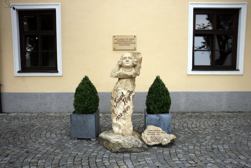 Kismarton (Eisenstadt), Burgenland (Österreich) - Franz Joseph Haydn (Rohrau, 1732 - Bécs, 1809) osztrák zeneszerző, a bécsi klasszikus zene első nagy mestere. Hamvai itt a Bergkirche Haydn-mauzóleumában (az Esterházyak egykori várkápolnájában) nyugszanak