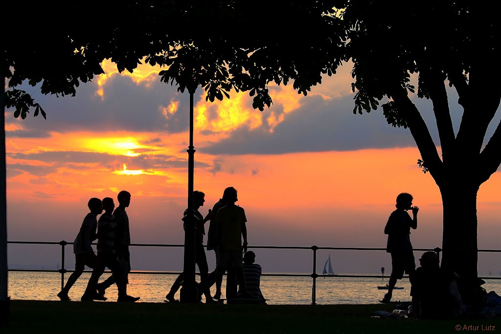 Bregenz am Molo, an den Sunset Stufen den Sonnenuntergang erwarten