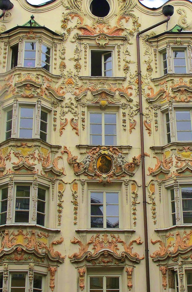 Maison Helbling , ses pampres , festons , cariatides, medaillons et autres stucs.