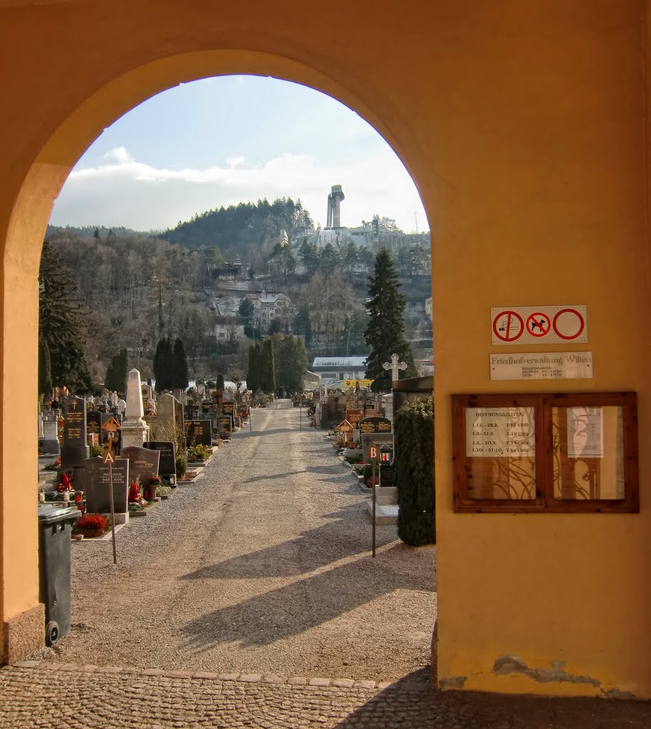 Es lebe der Sport... Skischanze am Bergisel vom Friedhof Wilten, Innsbruck