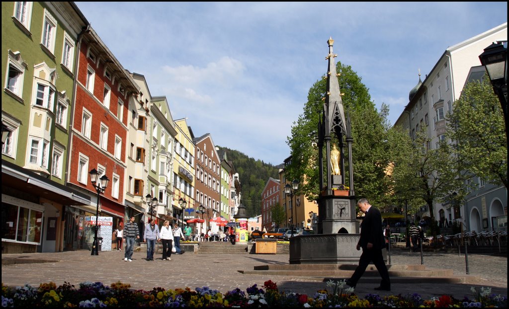 Der gußeisene Marienbrunnen aus dem Jahr 1863 steht am Unteren Stadtplatz in der Altstadt von Kufstein in Tirol