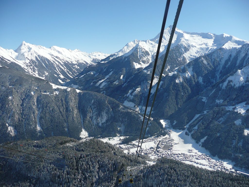 Blick von der Penkenbahn  (1800 - 630 m) nach Mayrhofen