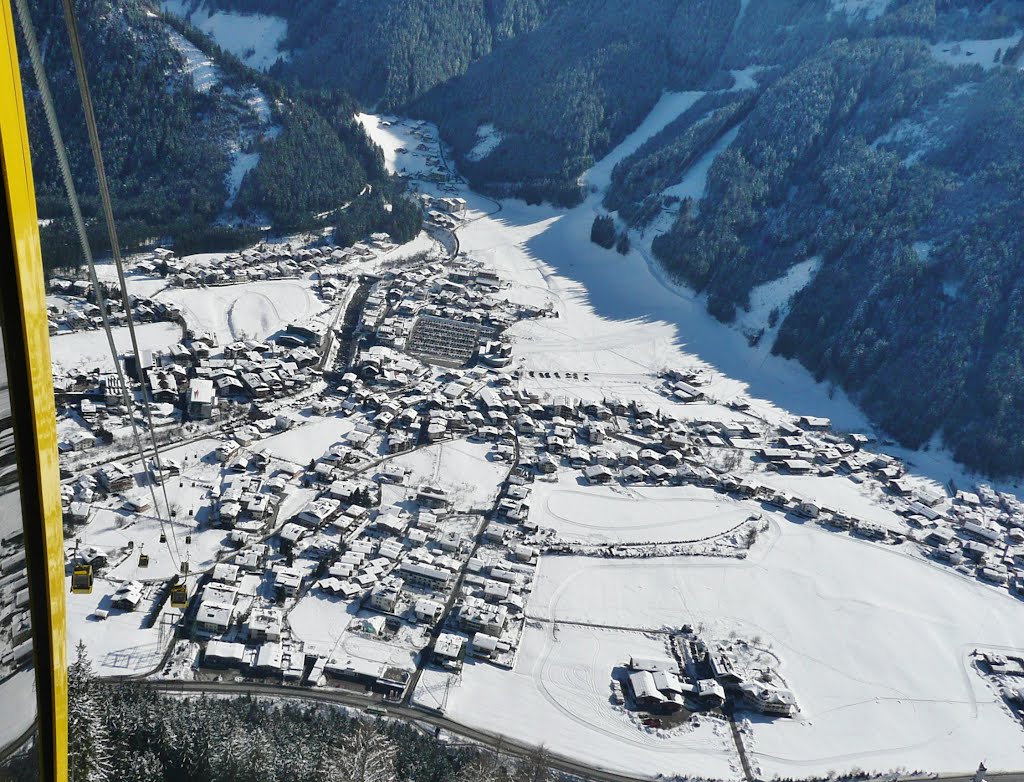 Blick von der Penkenbahn (1800 - 630 m) nach Mayrhofen