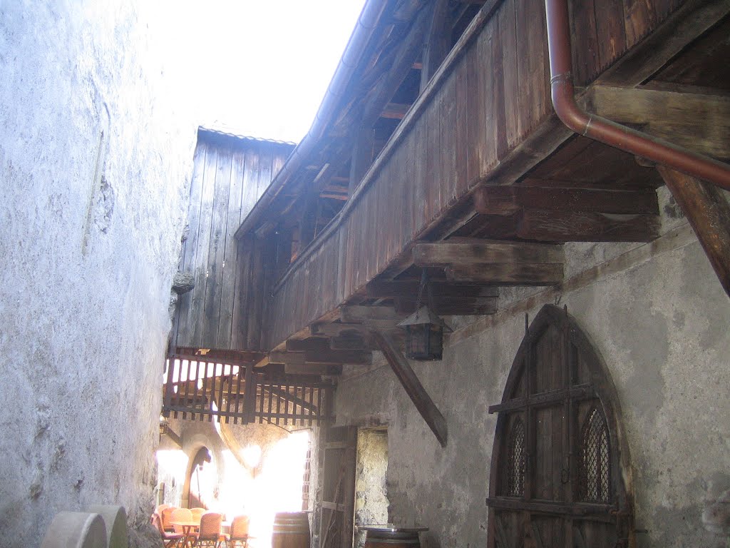 im Innenhof der Schattenburg