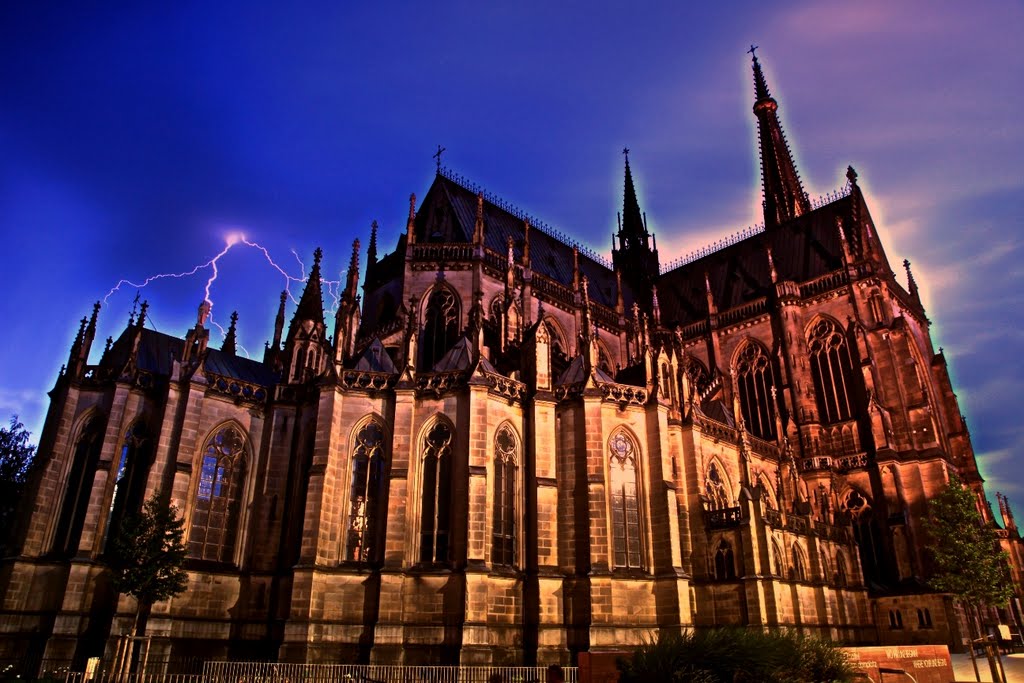 Linz - Neuer Dom mit Effektbeleuchtung - DRI