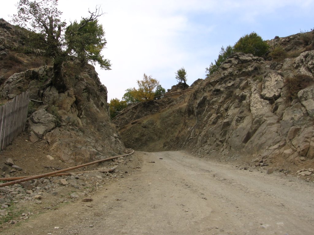 Road to Galajik between rocks