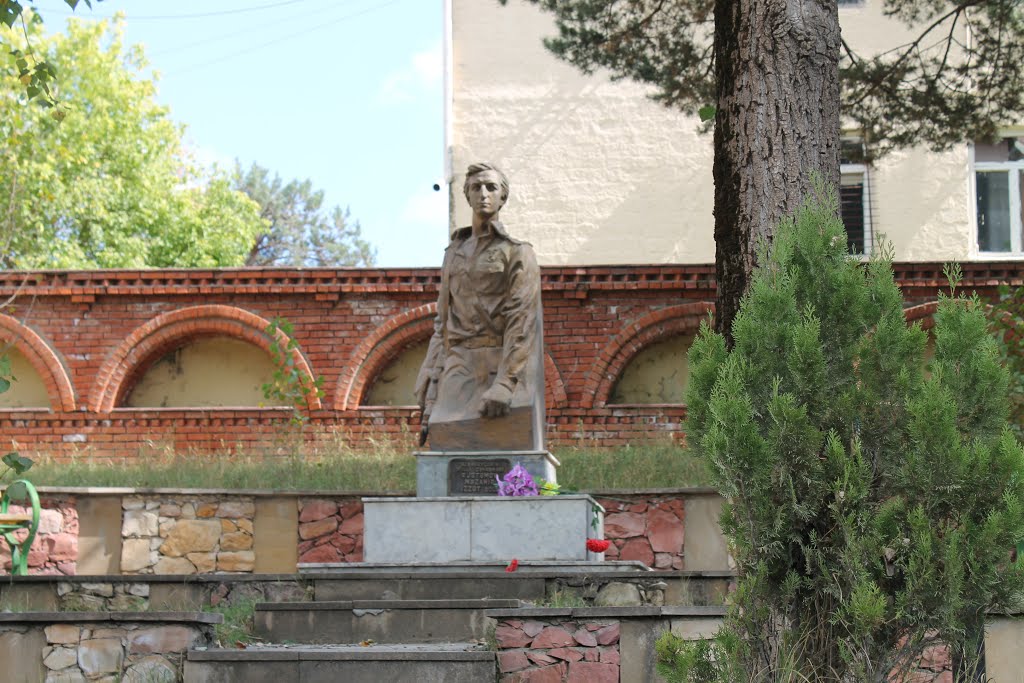 MİLLİ QƏHRAMAN MƏZAHİR RÜSTƏMLİ