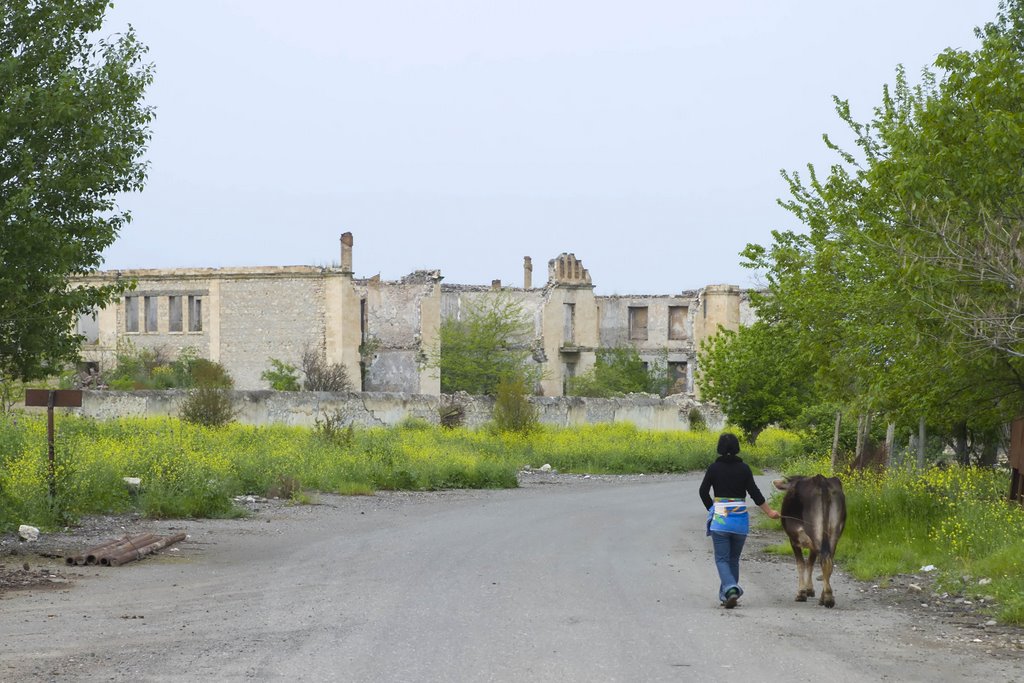 There is still live in the ruins of war in Agdam City
