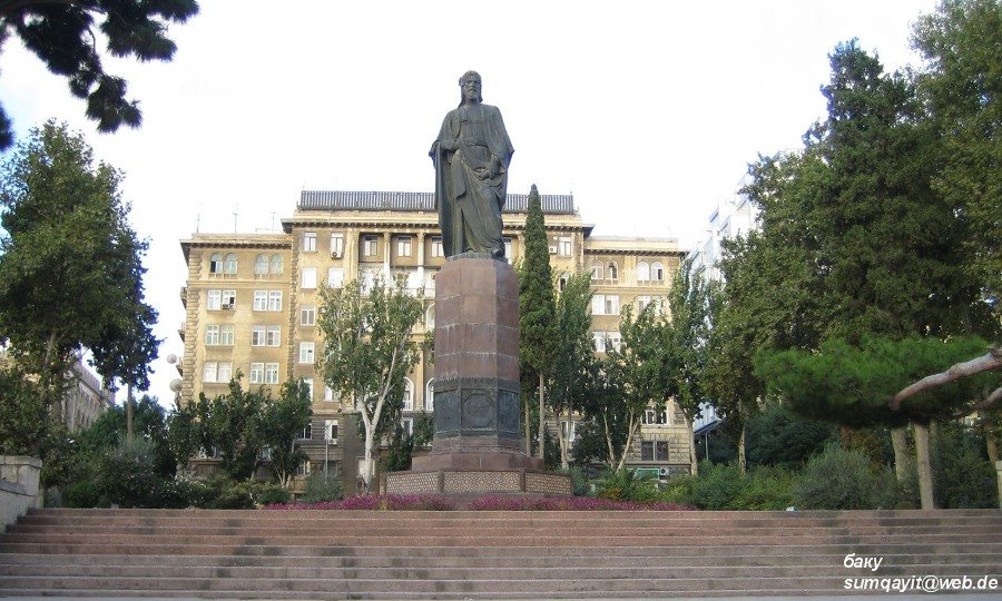 30.06.2006 Bakı, Nizami Gəncəvinin heykəli