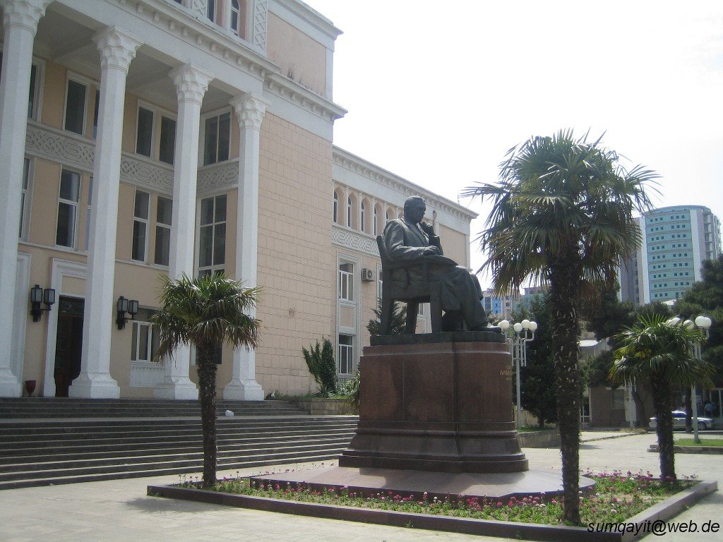 27.05.2007 Bakı, Üzeyir Hacıbəhovun Musiqi Akademiyasının qarşısında heykəli
