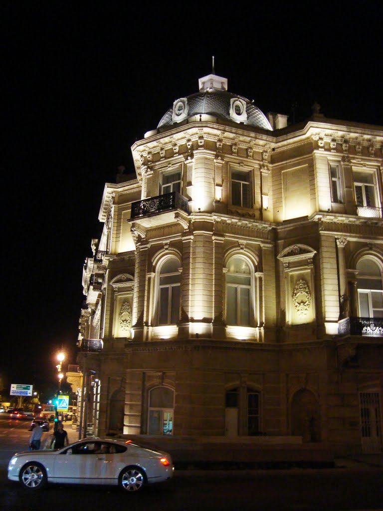 24.09.2011 Baku, Bentley by Socar bilding