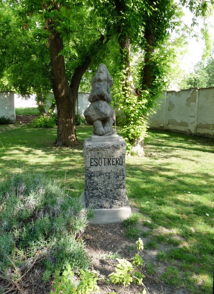 "Esőkérő" szobor a játékmúzeumban - Kecskemét