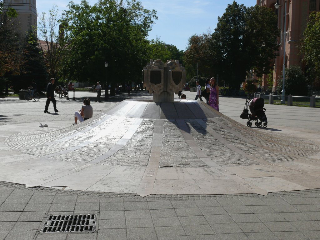 Kecskemét. Főtér: A városok irányát és távolságát jelző márvány - "mű".