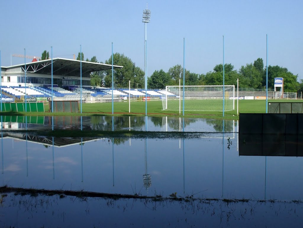 201008010919 Kecskemét, a Széktói stadion, az éjszakai felhőszakadás után