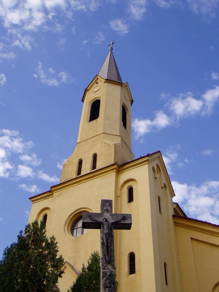 Dunaújváros, Óvárosi katolikus templom és feszület