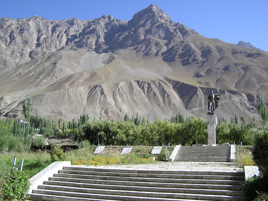 Monument of unknown Soldier pointing towards Afghanistan seen from the South
