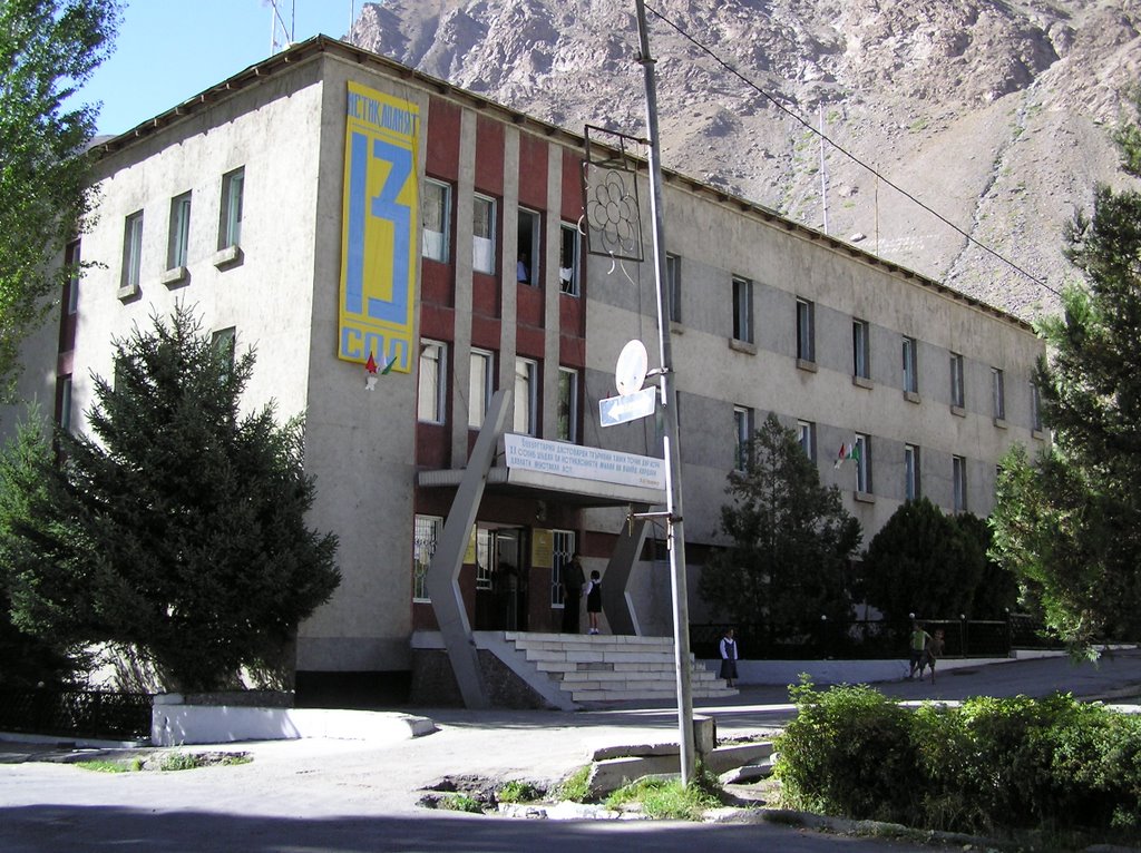 Building with special Room on the right of Entrace