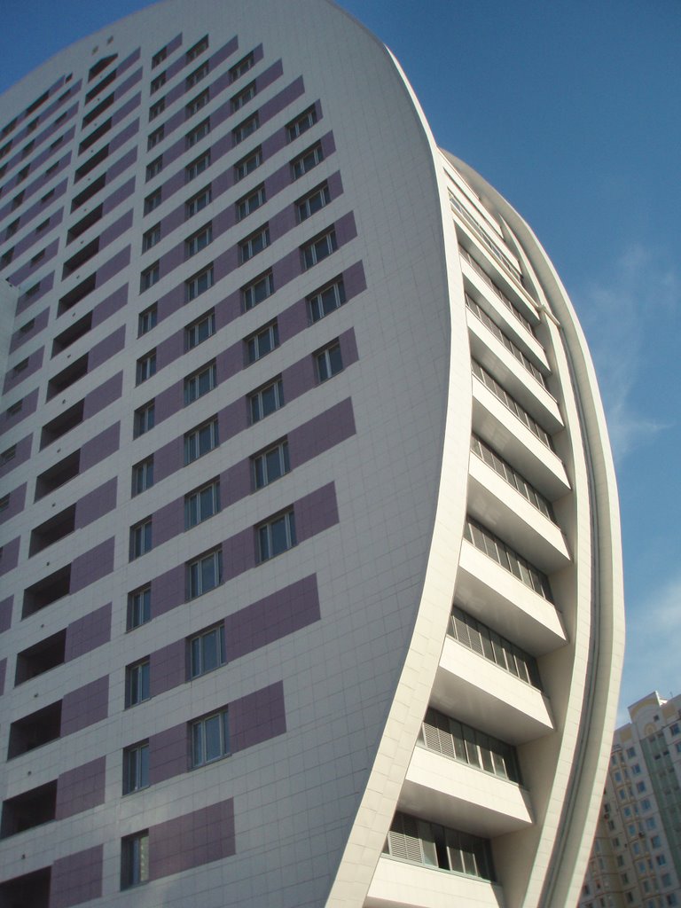Building "Sail" on Aviakonstruktora Sukhogo street