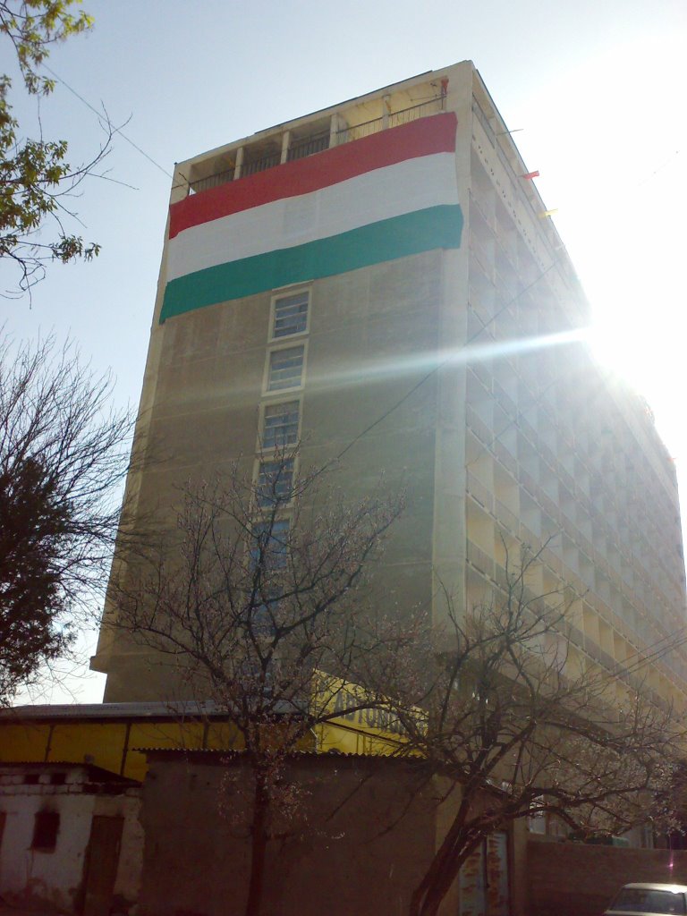 Hotel Leninabad with Tajik flag - Гостиница "Ленинабад" с Таджикским флагом