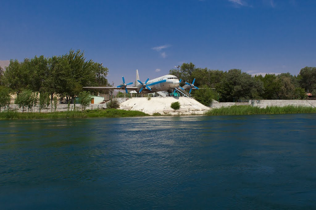 Ил-18 на берегу
