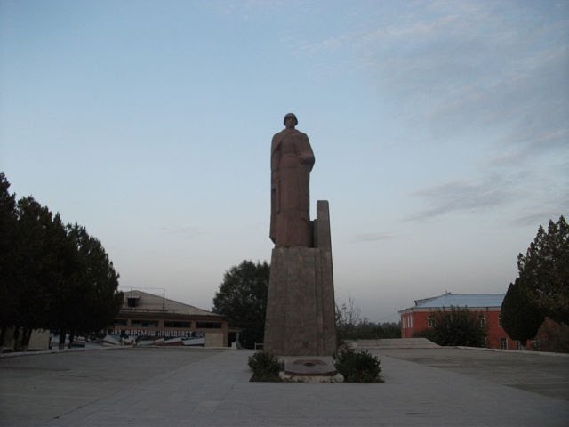памятник)) возле лола