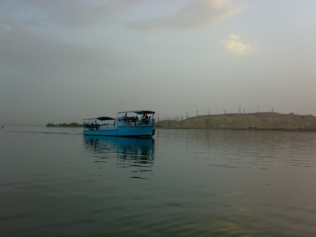 Boating at Kairakkum lake - Катер на Кайраккумском водохранилище