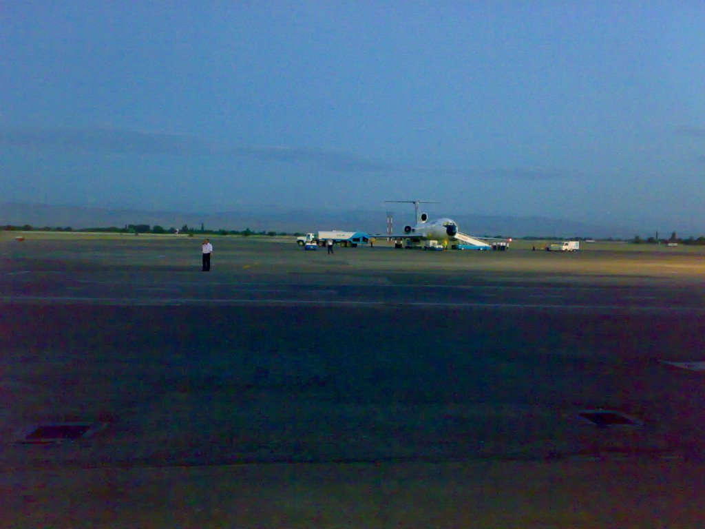Tupolev-154 refuelling at Khujand airport - Ту-154 на заправке в аэропорту Худжанда