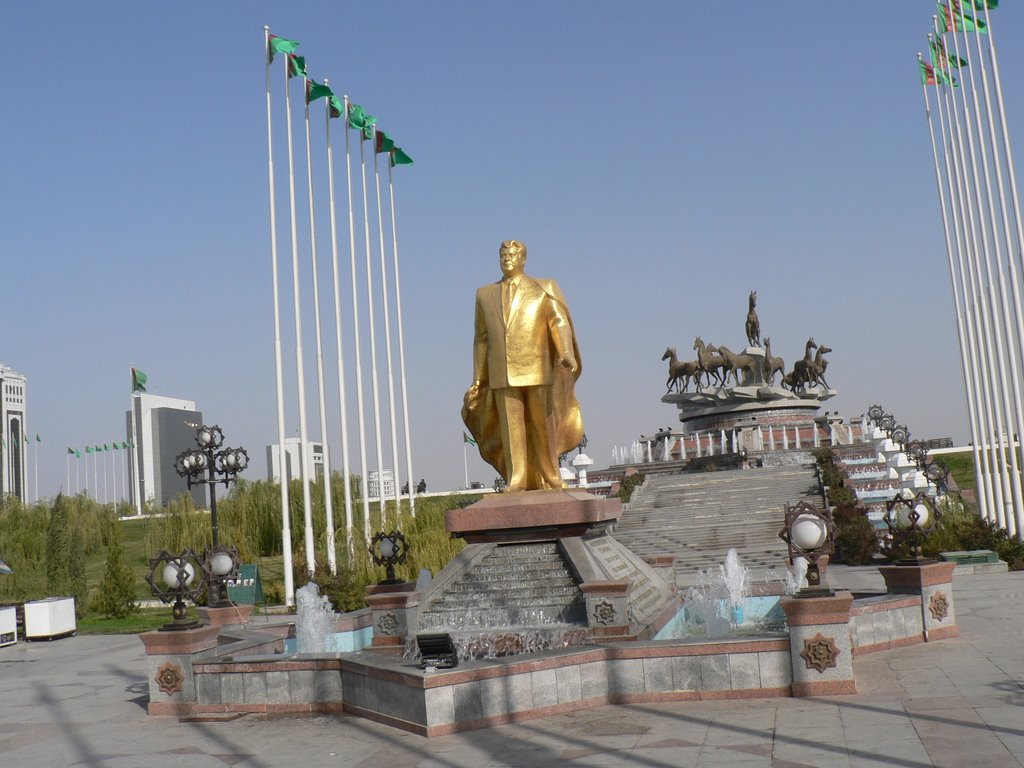 Statute of Saparmurat Niyazov in 10 Yul parki