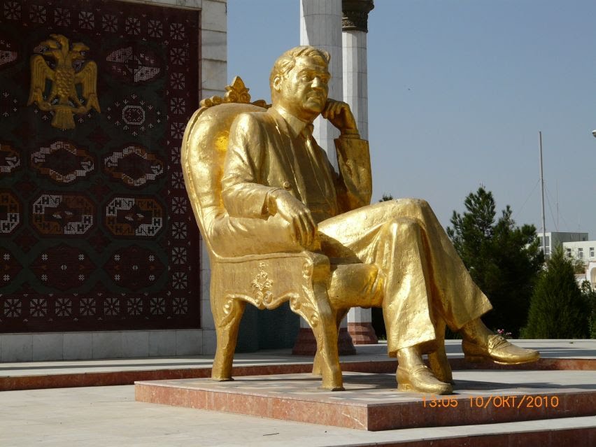 Мары, памятник Великому Сапармураду Туркменбаши