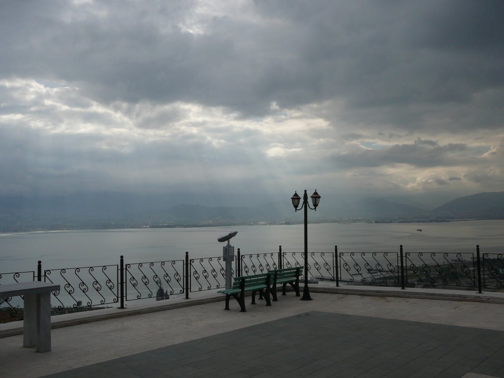 Tarihi orhan camiinin bahçesinden deniz manzarası